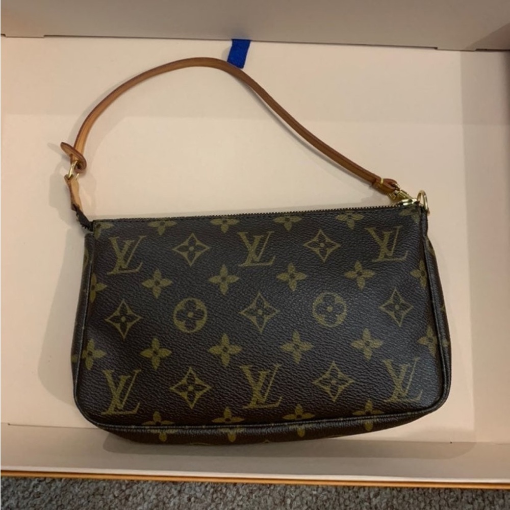 LV pochette